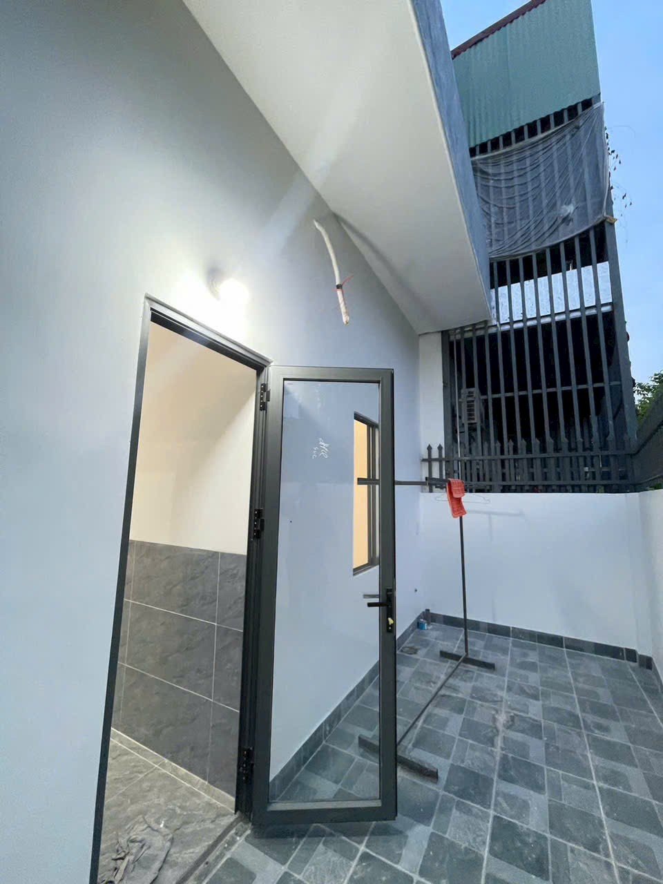 Nhà phố 4 phòng ngủ gần chợ Thạnh Phú — trả trước 650 triệu