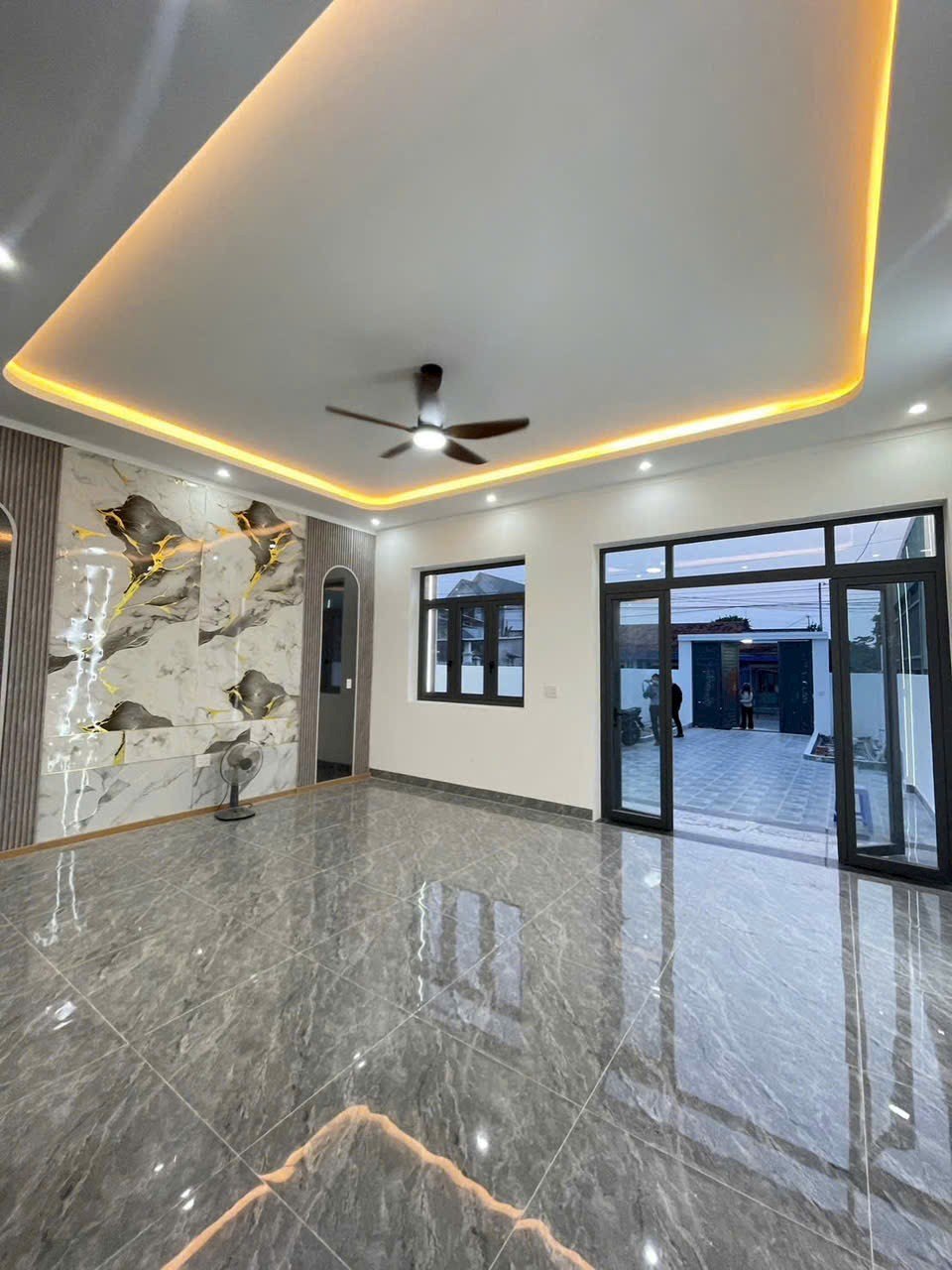 Nhà phố 4 phòng ngủ gần chợ Thạnh Phú — trả trước 650 triệu